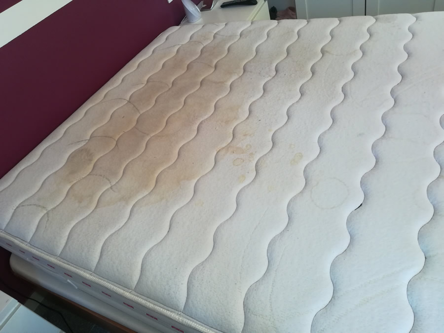 Colchón sucio y manchado